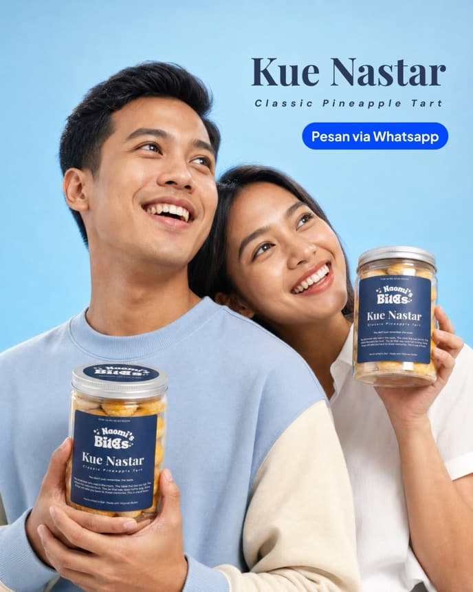 Dua orang tersenyum masing-masing memegang toples Kue Nastar Naomi's Bites