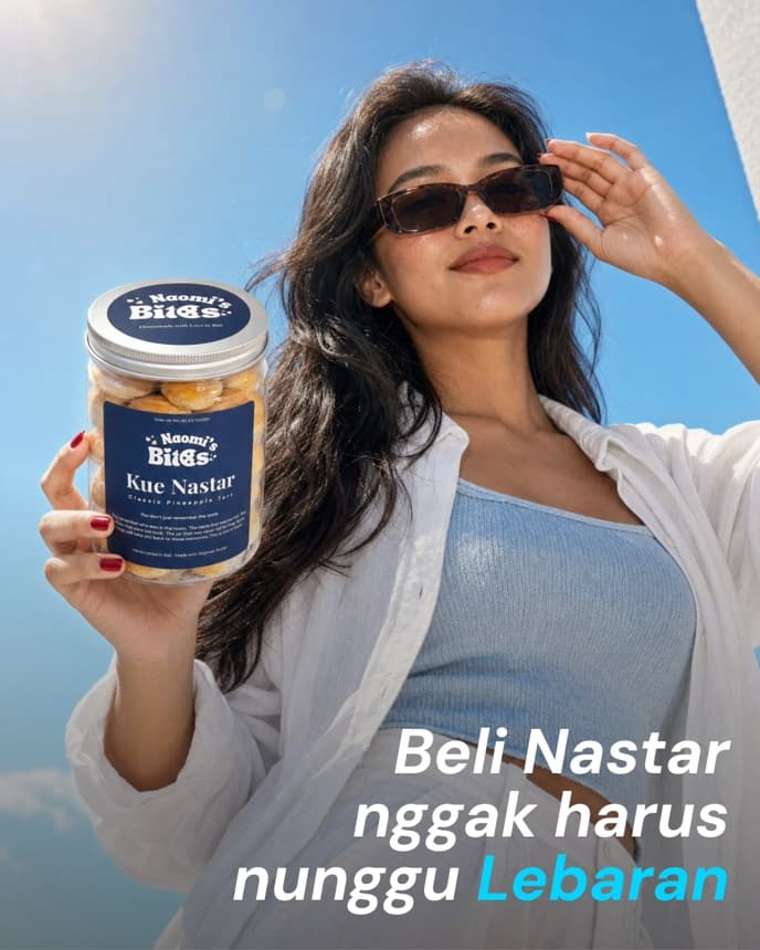 Perempuan berkacamata memegang toples Kue Nastar Naomi's Bites dengan teks "Beli Nastar nggak harus nunggu Lebaran"